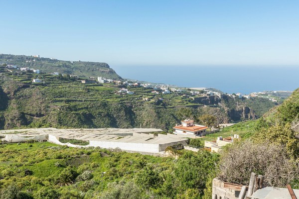 Charmante maison de campagne "El Huerto" avec vue sur la mer, vue sur la montagne, toit-terrasse et jardin ; garage disponible