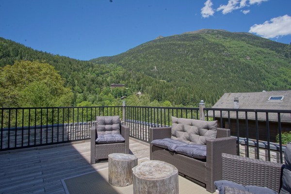 Appartement de style chalet avec grande terrasse sur le toit dans les Alpes pour 6 personnes