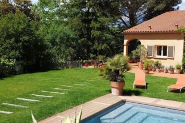 VILLA AVEC PISCINE CADRE EXCEPTIONNEL EN PLEINE NATURE TRÈS PROCHE DE CERET