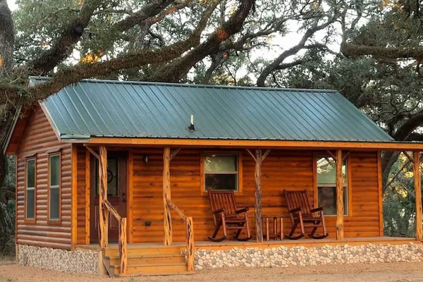 Tranquility Cabin Surrounded By Live Oak Trees With A Fabulous Private Hot Tub!