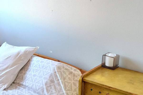 chambre avec lit maritale, toutes les commodité prés de l'immeuble plein centre