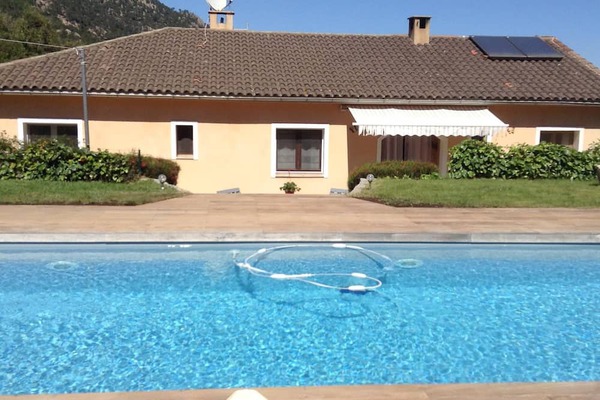Villa avec piscine calme et détente assurés vue panoramique sur les montagnes