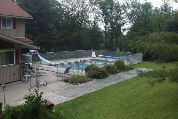 10 chambres 5 salles de bain maison de montagne avec piscine privée chauffée dans le sol.