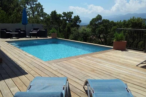 Maison de style avec climatisation, piscine sécurisée, jardin,à 3km des plages