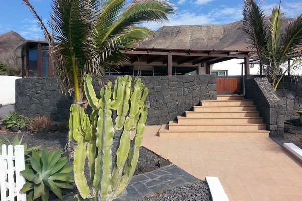 Villa moderne et spacieuse à Famara avec piscine privée et vue imprenable sur la mer