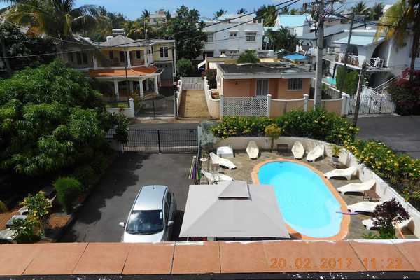 Penthouse avec terrasse et piscine et une vue panoramique sur les montagnes