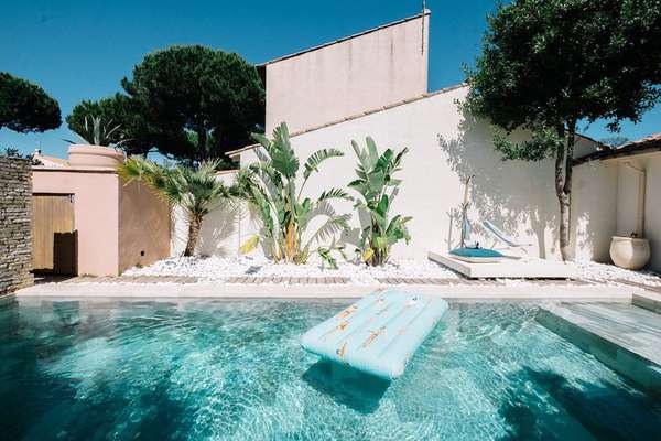 Villa d'architecte avec piscine à débordement près du golf