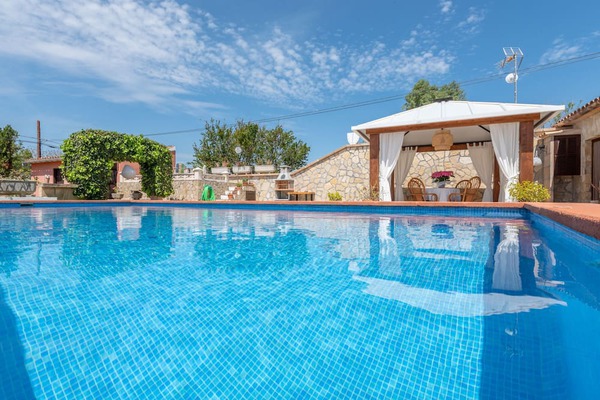 belle villa de compagne avec piscine, terrasses  Wi-Fi; Parking disponible