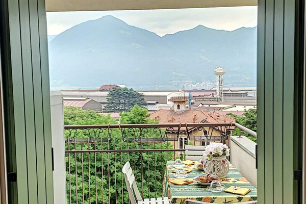 Apartment with balcony overlooking the lake