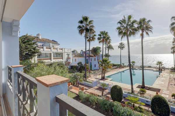 Appartement 'La Perla de Marakech 14' près de la plage avec vue sur mer, piscine et Wi-Fi.