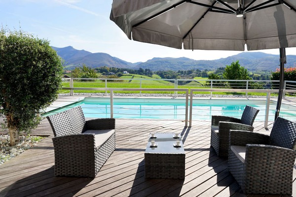 Villa D'architecte d'Urrugne avec vue sur la montagne, piscine privée et Wi-Fi